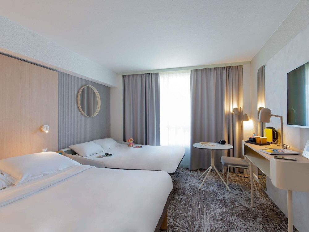 Habitación Classic con 1 cama doble y un sofá cama doble del hotel Novotel Aix En Provence Pont De L'arc Fenouillères. Foto 4