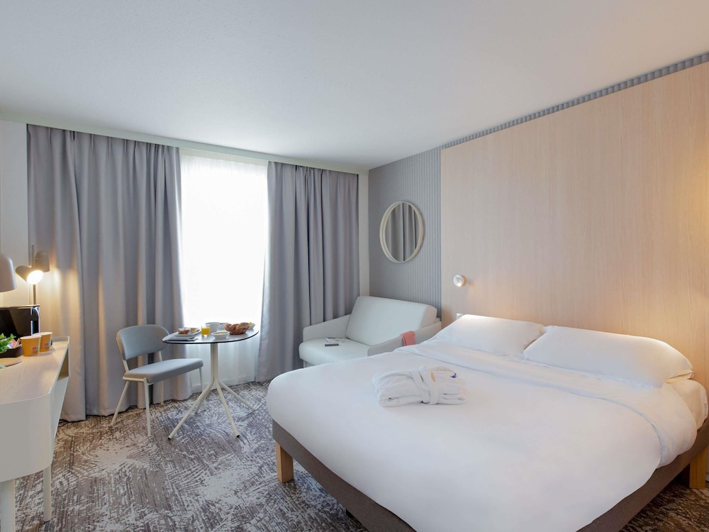 Habitación Executive: 1 cama doble y un sofá cama individual del hotel Novotel Aix En Provence Pont De L'arc Fenouillères