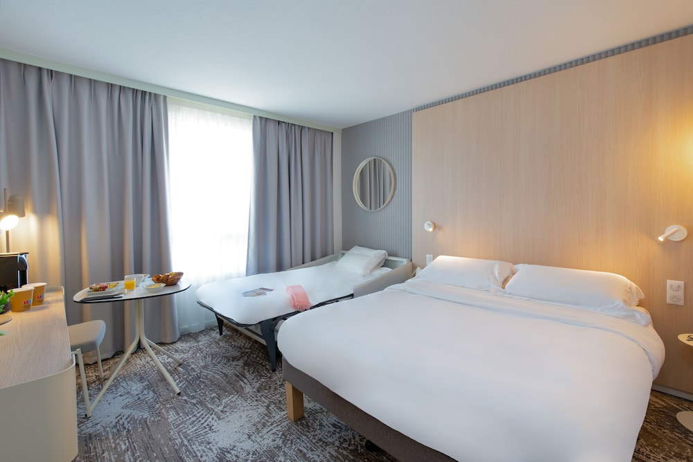 Habitación Executive: 1 cama doble y un sofá cama individual del hotel Novotel Aix En Provence Pont De L'arc Fenouillères. Foto 1