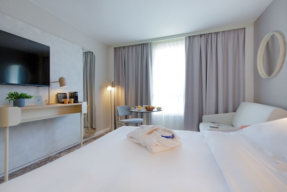 Habitación Executive: 1 cama doble y un sofá cama individual del hotel Novotel Aix En Provence Pont De L'arc Fenouillères. Foto 2