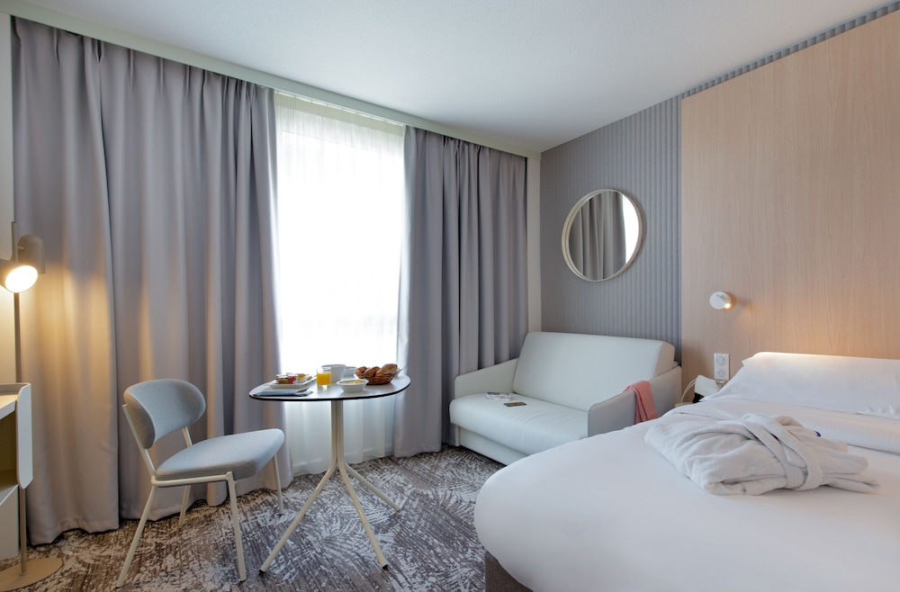 Habitación Executive: 1 cama doble y un sofá cama individual del hotel Novotel Aix En Provence Pont De L'arc Fenouillères. Foto 3