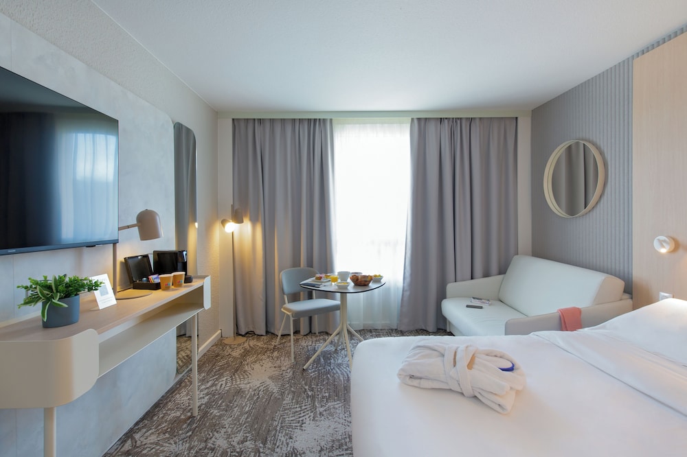 Habitación Executive: 1 cama doble y un sofá cama individual del hotel Novotel Aix En Provence Pont De L'arc Fenouillères. Foto 4