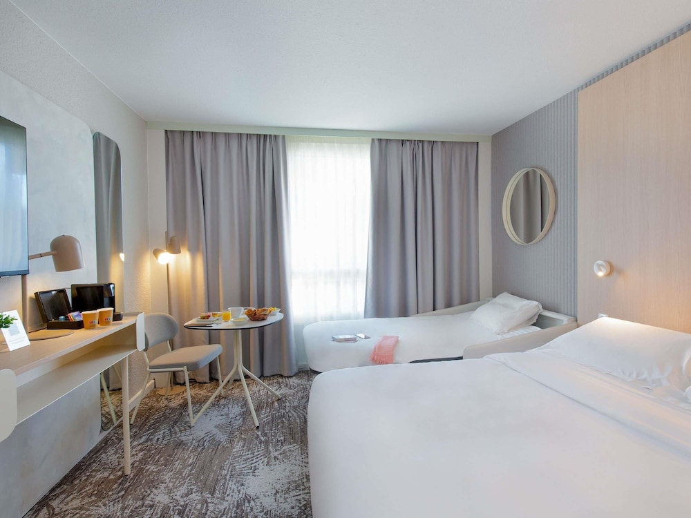 Habitación Executive: 1 cama doble y un sofá cama individual del hotel Novotel Aix En Provence Pont De L'arc Fenouillères. Foto 7