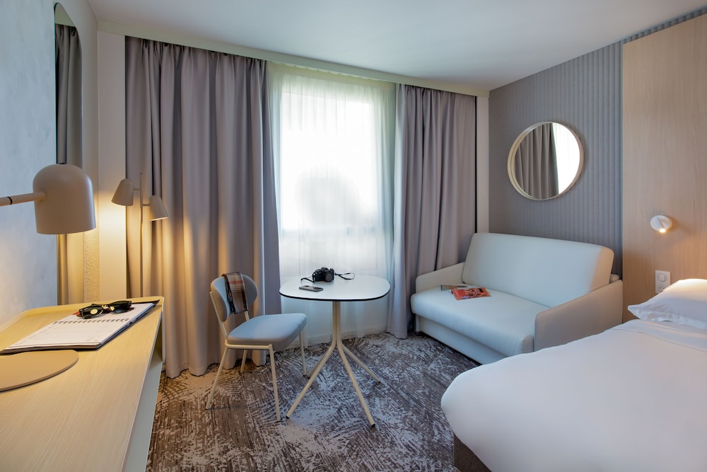 Habitación Classic con 1 cama doble y un sofá cama doble del hotel Novotel Aix En Provence Pont De L'arc Fenouillères. Foto 6