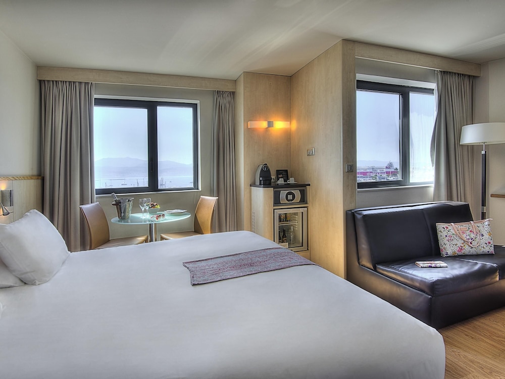 Habitación Privilege, vistas al puerto - 1 cama doble y 1 sofá cama para 1 pers del hotel Mercure Ajaccio