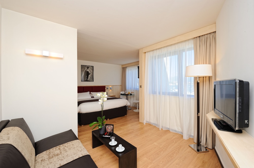 Habitación Privilege, vistas al puerto - 1 cama doble y 1 sofá cama para 1 pers del hotel Mercure Ajaccio. Foto 1