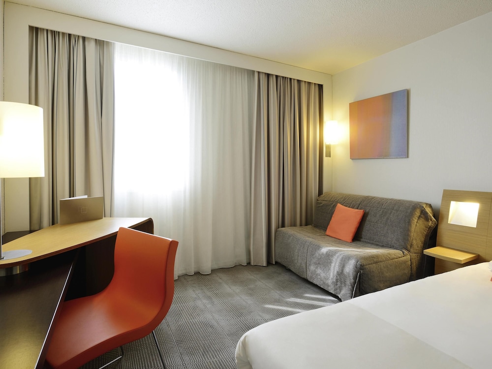 Habitación estándar con cama doble y sofá - cama individual del hotel Novotel Amboise
