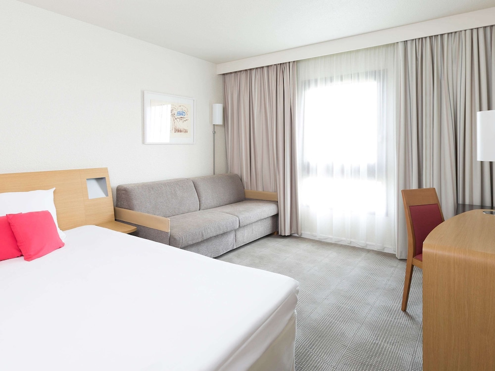 Habitación estándar con cama doble y sofá - cama individual del hotel Novotel Amboise. Foto 1
