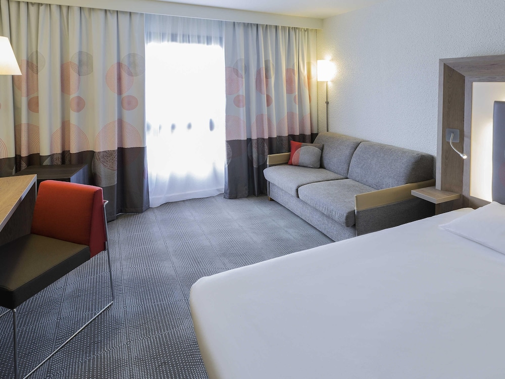 Habitación estándar con cama doble y sofá - cama individual del hotel Novotel Amboise. Foto 2