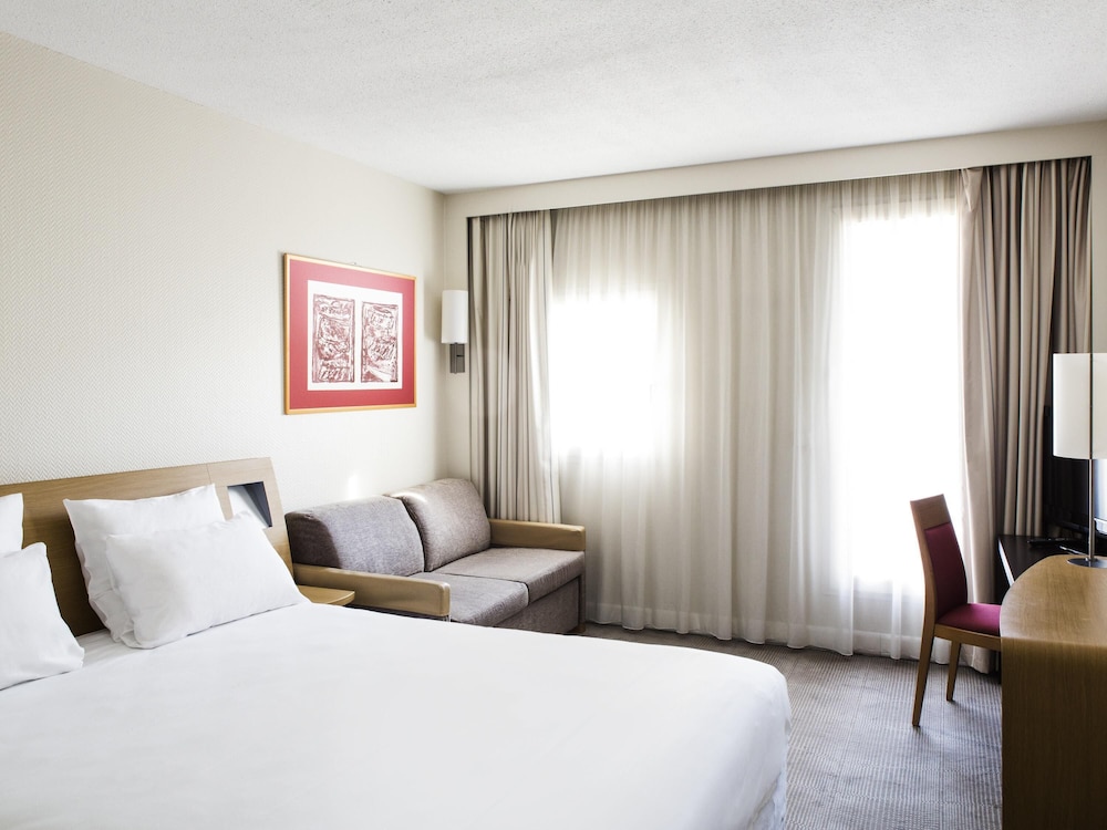 Habitación estándar con cama doble y sofá - cama del hotel Novotel Amboise