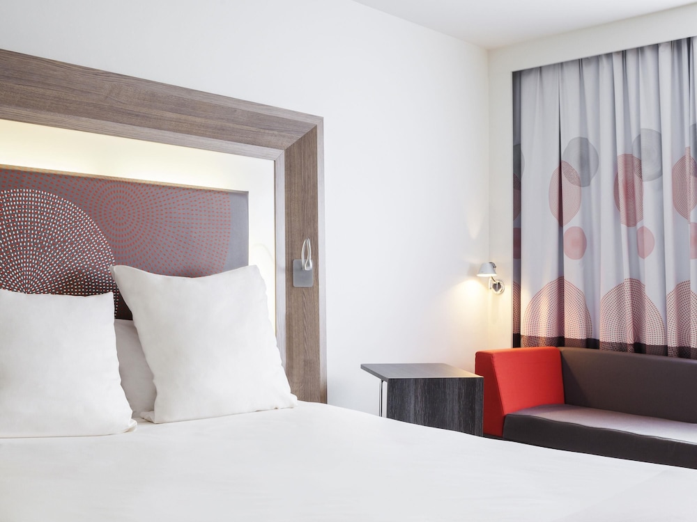 Habitación estándar con cama doble y sofá - cama del hotel Novotel Amboise. Foto 1