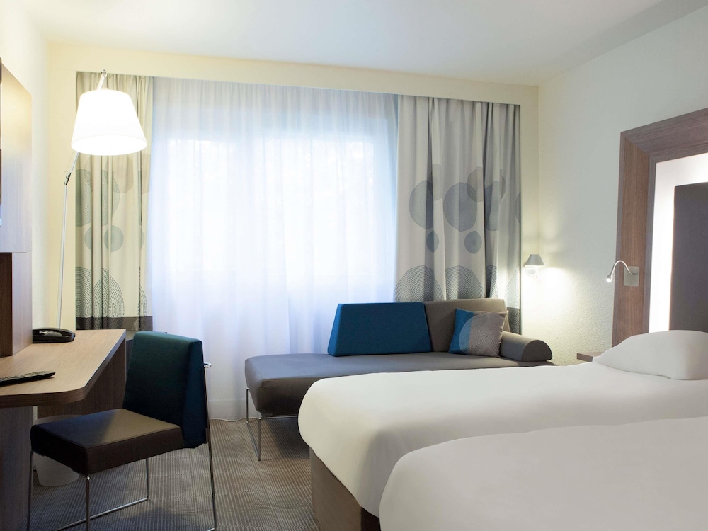 Habitación estándar con 2 camas individuales y 1 sofá - cama individual del hotel Novotel Amboise