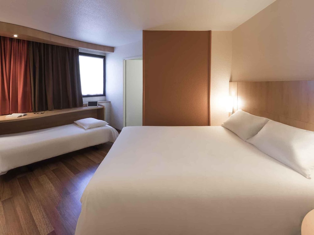 Habitación estándar, varias camas del hotel Ibis Angers Centre Château. Foto 1