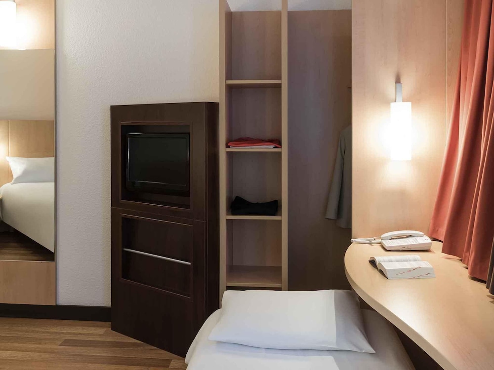 Habitación estándar, varias camas del hotel Ibis Angers Centre Château. Foto 2