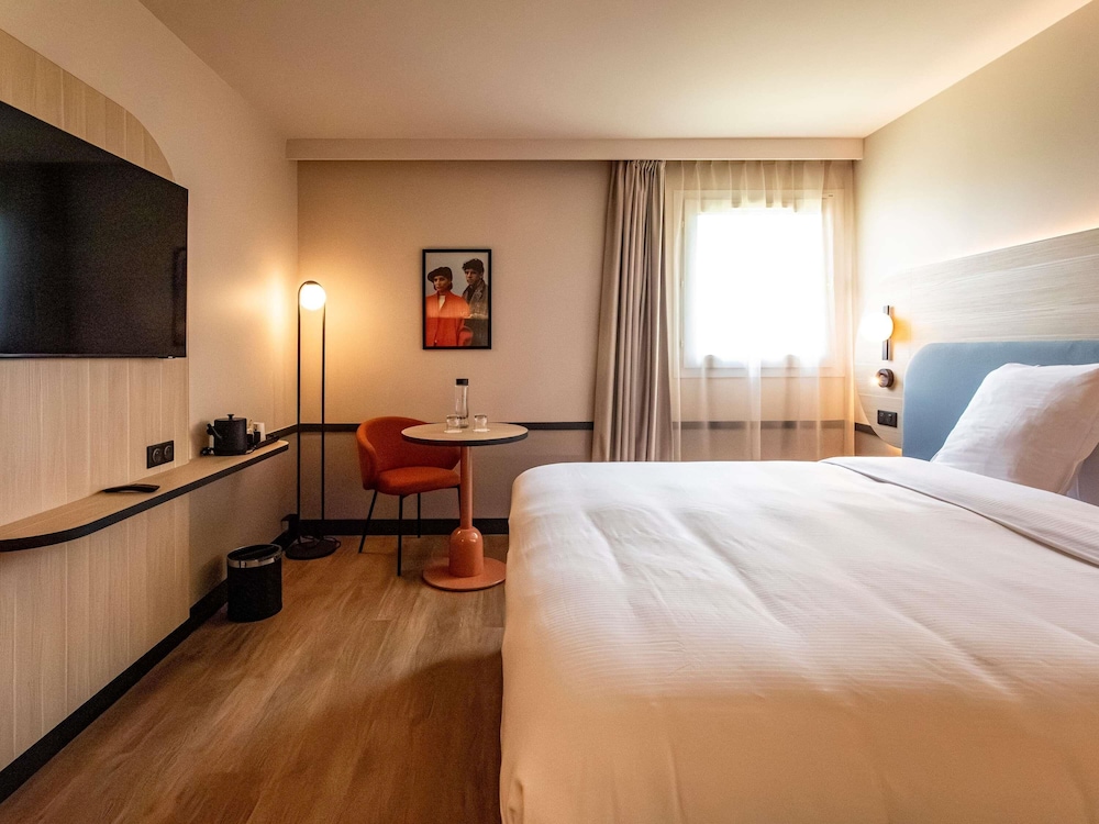 Habitación doble con cama queen - size del hotel Mercure Angouleme De France. Foto 2