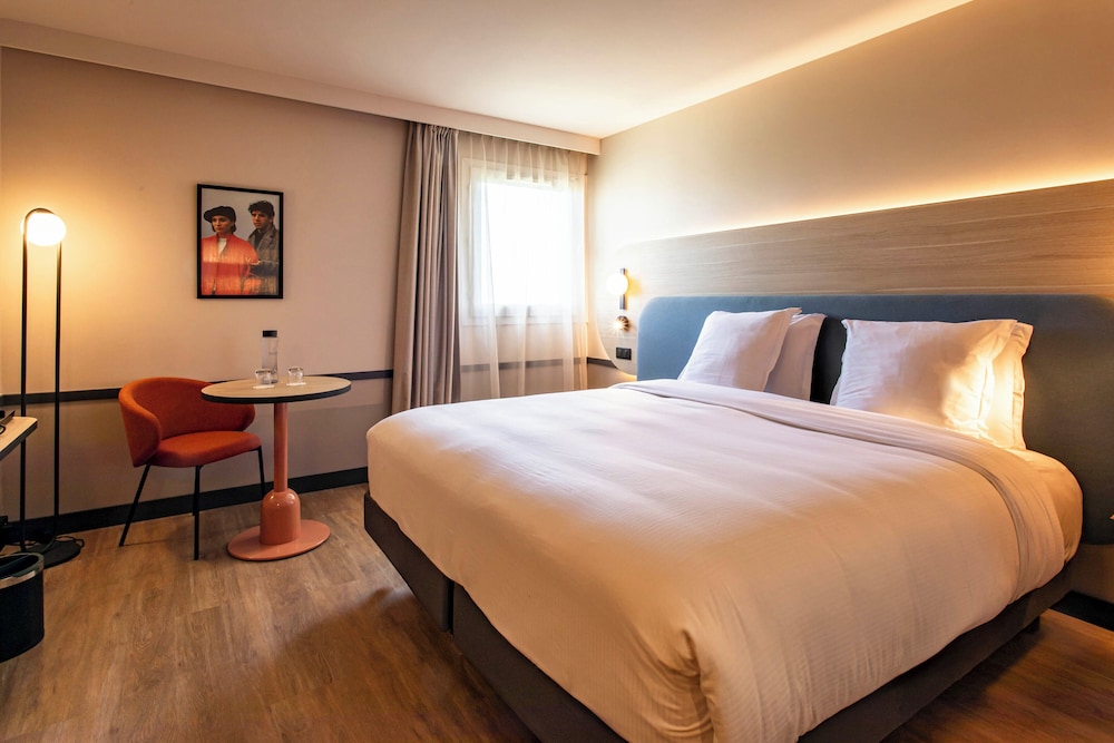 Habitación doble con cama king - size del hotel Mercure Angouleme De France. Foto 1