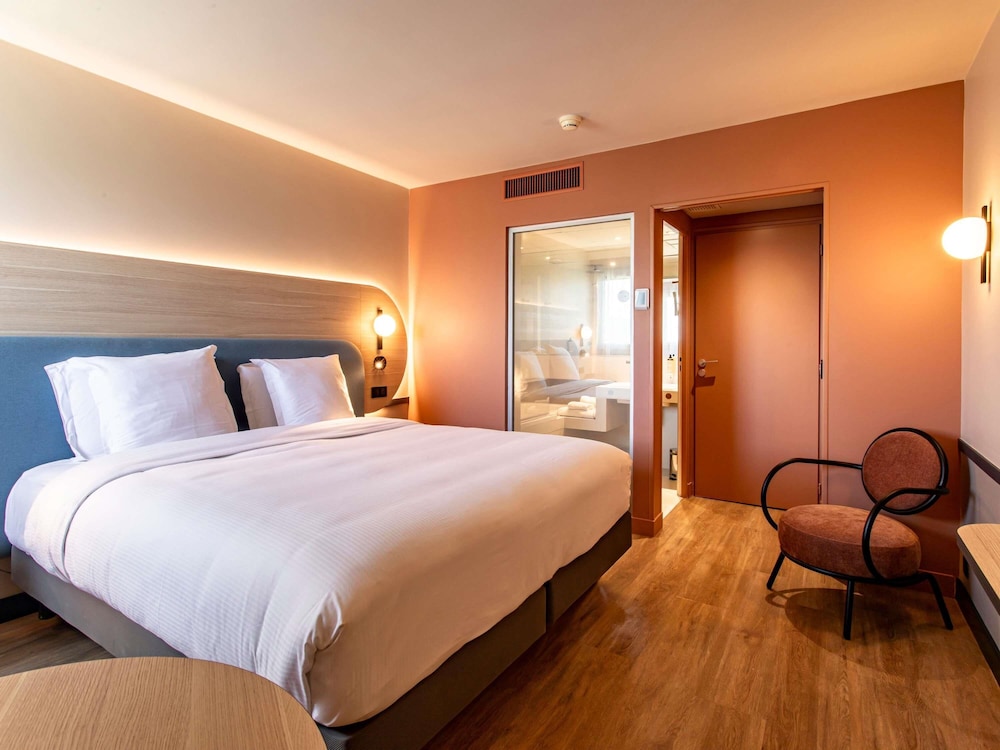 Habitación doble con cama king - size del hotel Mercure Angouleme De France. Foto 4