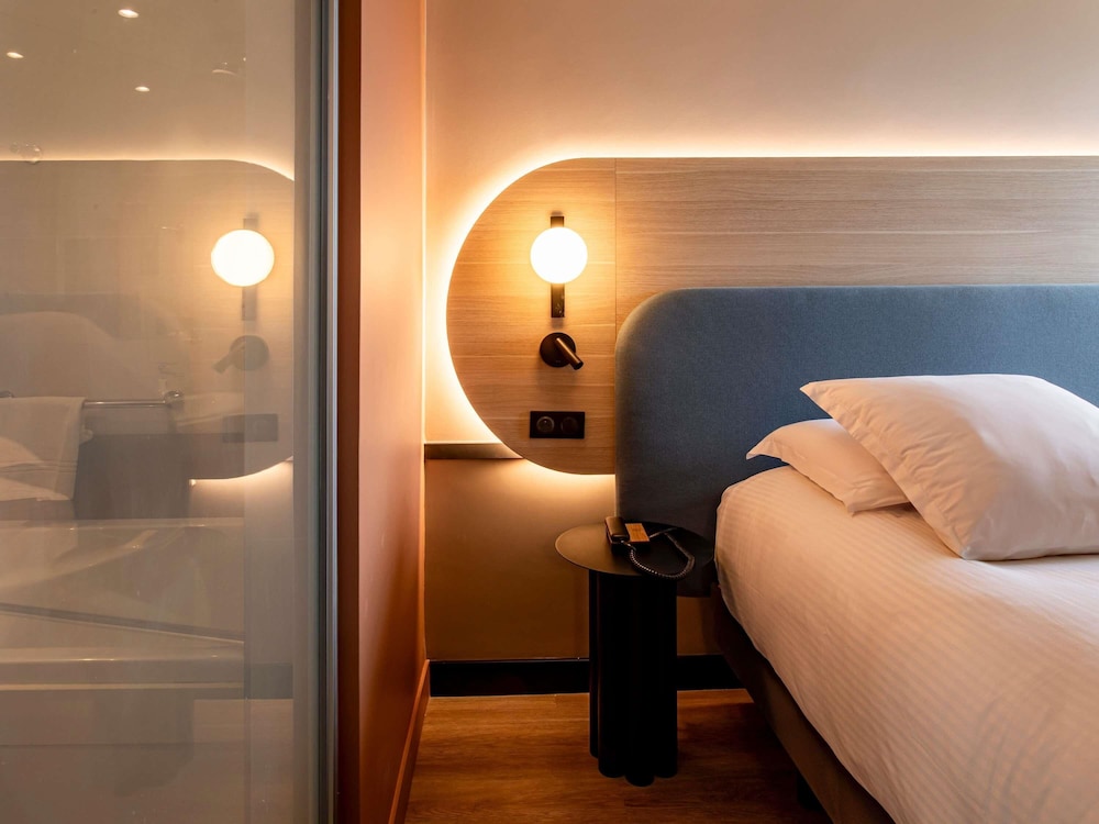 Habitación Privilege con cama king - size del hotel Mercure Angouleme De France. Foto 1