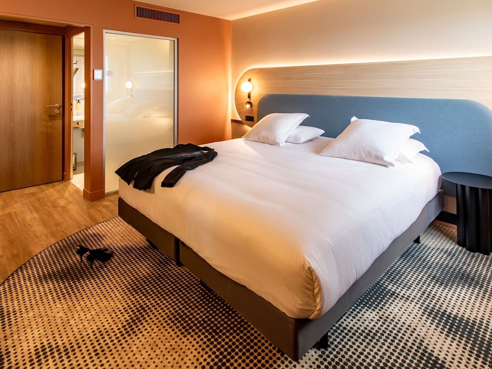 Habitación Privilege con cama king - size del hotel Mercure Angouleme De France. Foto 4