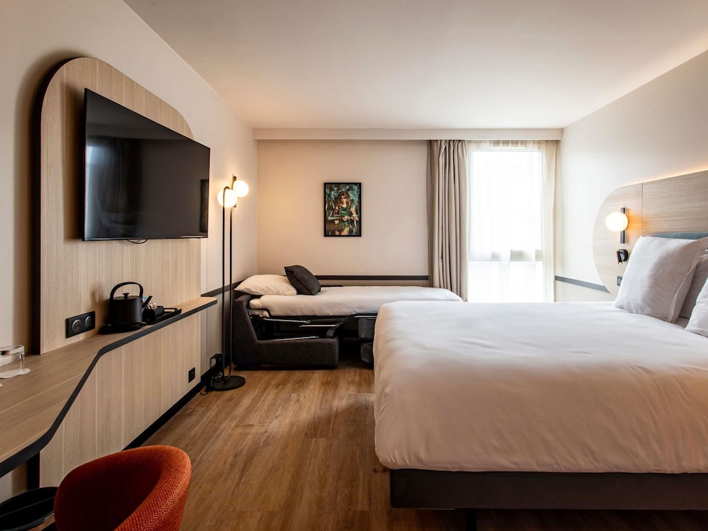 Habitación doble con cama queen - size y 1 sofá - cama individual del hotel Mercure Angouleme De France