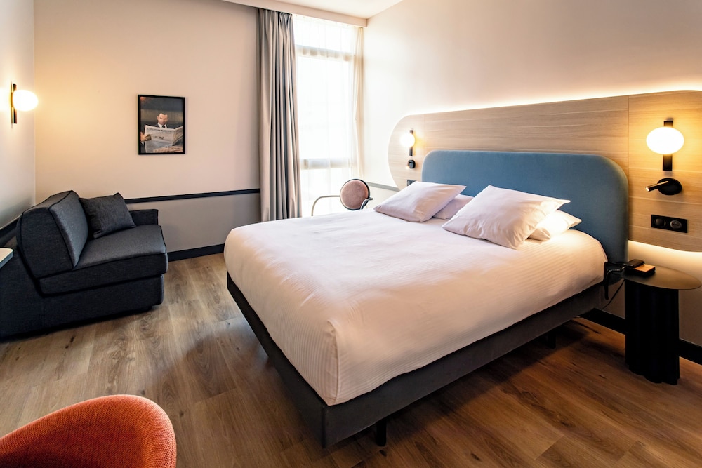 Habitación doble con cama queen - size y 1 sofá - cama individual del hotel Mercure Angouleme De France. Foto 2