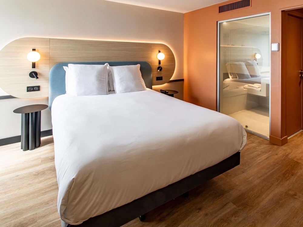Habitación doble con cama queen - size y 1 sofá - cama individual del hotel Mercure Angouleme De France. Foto 6