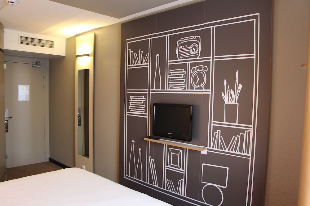 Habitación estándar con dos camas individuales del hotel Ibis Arcachon La Teste. Foto 1
