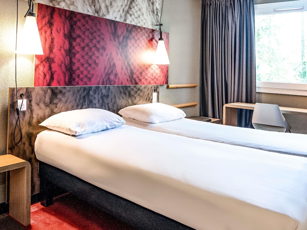 Habitación estándar con dos camas individuales del hotel Ibis Arcachon La Teste. Foto 6