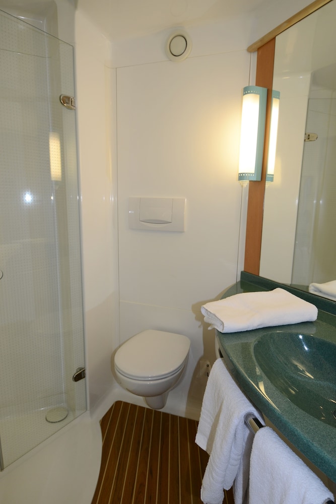 Habitación estándar con dos camas individuales del hotel Ibis Arcachon La Teste. Foto 11
