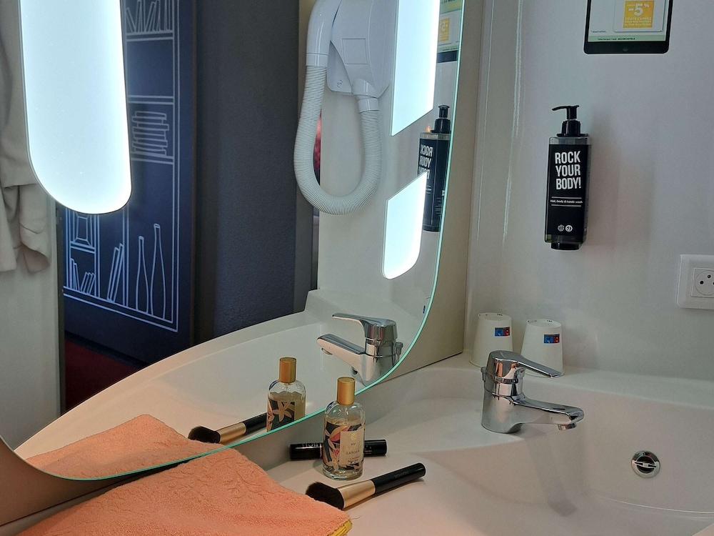 Habitación estándar con dos camas individuales del hotel Ibis Arcachon La Teste. Foto 12