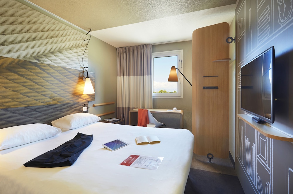 Habitacion Standard con 1 cama doble del hotel Ibis Archamps Porte De Geneve. Foto 1