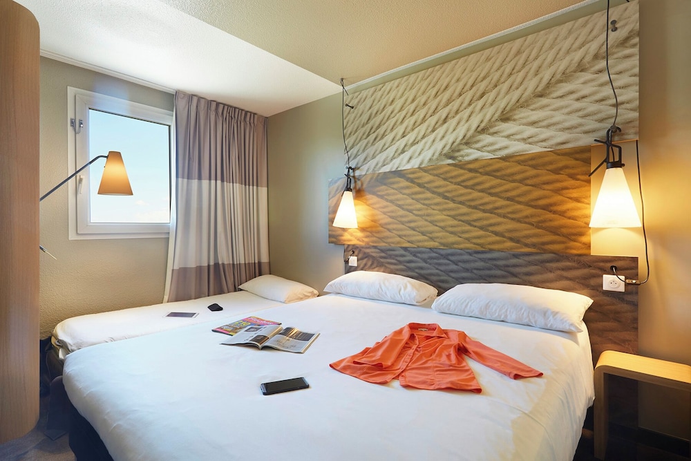 Habitación Standard con una cama doble y una cama individual del hotel Ibis Archamps Porte De Geneve. Foto 1