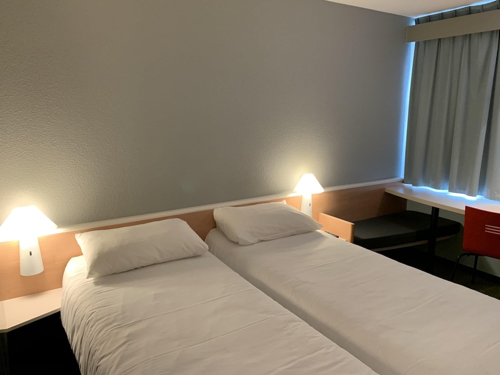 Habitación estándar con dos camas individuales del hotel Ibis Auray
