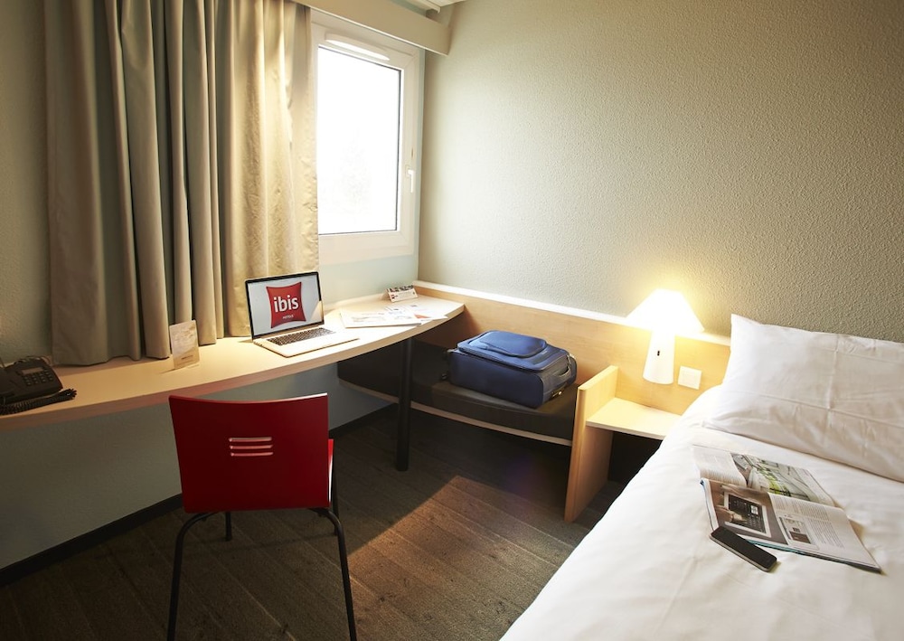 Habitación estándar con dos camas individuales del hotel Ibis Auray. Foto 1