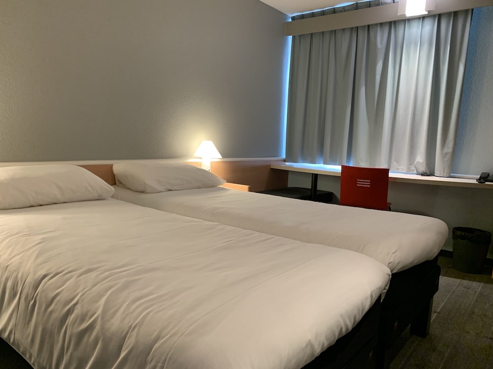 Habitación estándar con dos camas individuales del hotel Ibis Auray. Foto 2