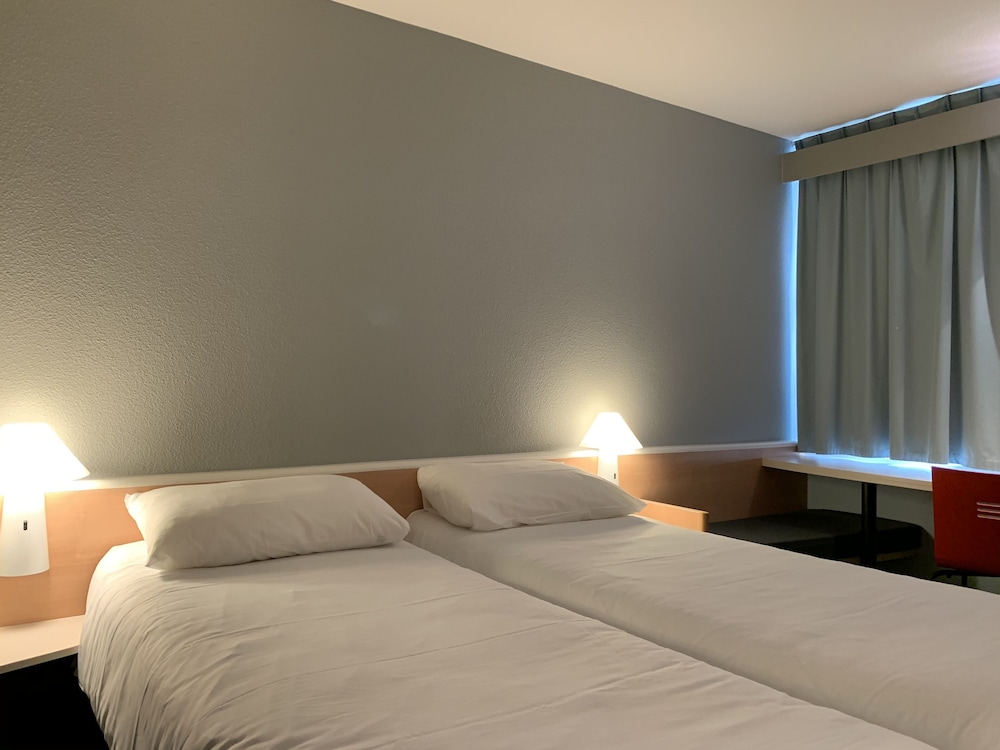 Habitación estándar con dos camas individuales del hotel Ibis Auray. Foto 3