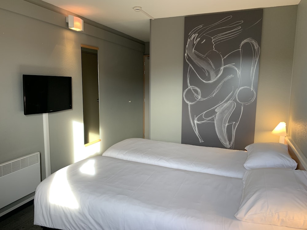 Habitación estándar con dos camas individuales del hotel Ibis Auray. Foto 4