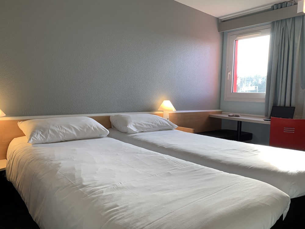 Habitación estándar con dos camas individuales del hotel Ibis Auray. Foto 5