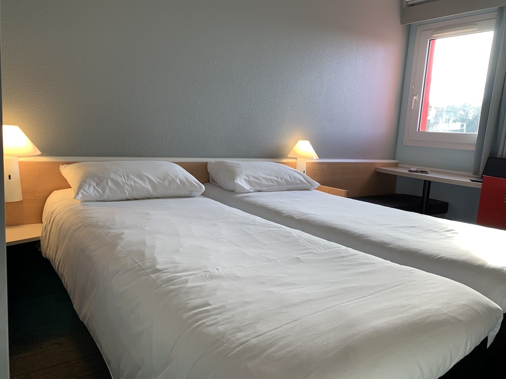Habitación estándar con dos camas individuales del hotel Ibis Auray. Foto 6