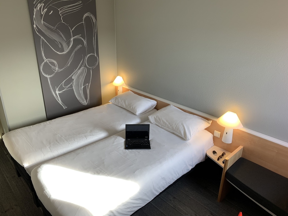Habitación estándar con dos camas individuales del hotel Ibis Auray. Foto 7