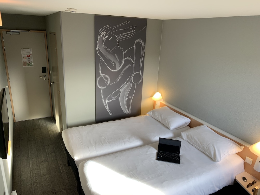 Habitación estándar con dos camas individuales del hotel Ibis Auray. Foto 8