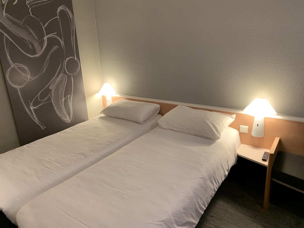 Habitación estándar con dos camas individuales del hotel Ibis Auray. Foto 9