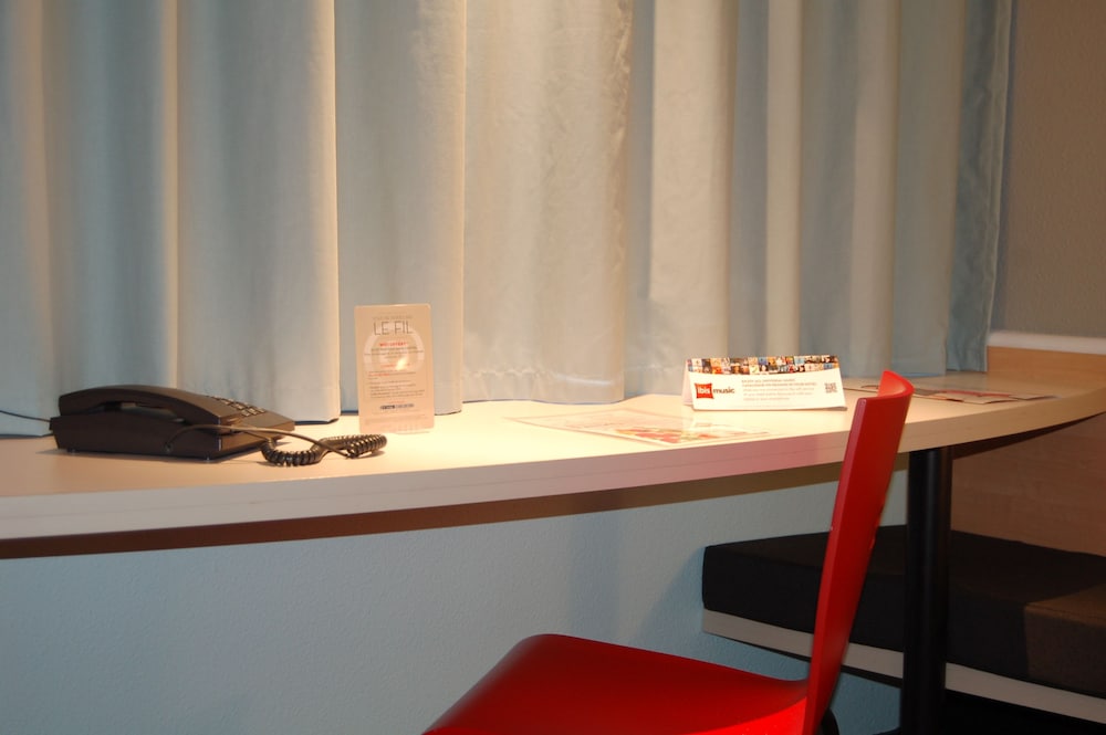 Habitación estándar con dos camas individuales del hotel Ibis Auray. Foto 10