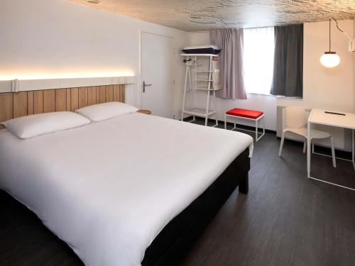 Habitación Standard con 1 cama doble y vistas al patio interior del hotel IBIS AUXERRE CENTRE