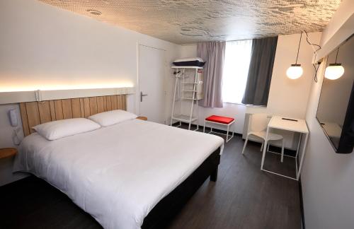 Habitación Standard con 1 cama doble y vistas al patio interior del hotel IBIS AUXERRE CENTRE. Foto 2
