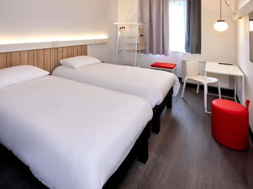 Habitación Standard con 2 camas individuales y vistas al patio interior del hotel IBIS AUXERRE CENTRE