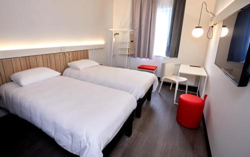 Habitación Standard con 2 camas individuales y vistas al patio interior del hotel IBIS AUXERRE CENTRE. Foto 2