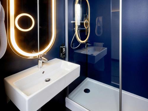Habitación estándar con cama de matrimonio y sofá del hotel IBIS AUXERRE CENTRE