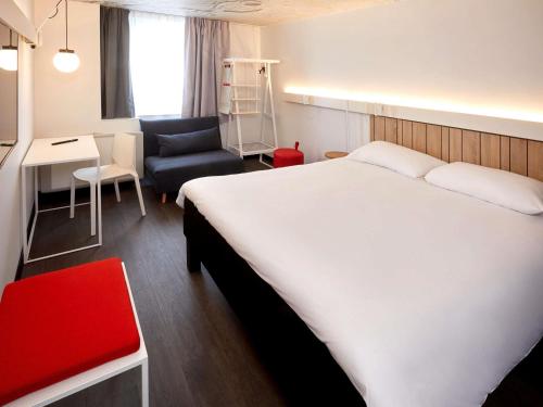 Habitación estándar con cama de matrimonio y sofá del hotel IBIS AUXERRE CENTRE. Foto 1