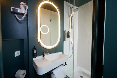 Habitación estándar con cama de matrimonio y sofá del hotel IBIS AUXERRE CENTRE. Foto 2